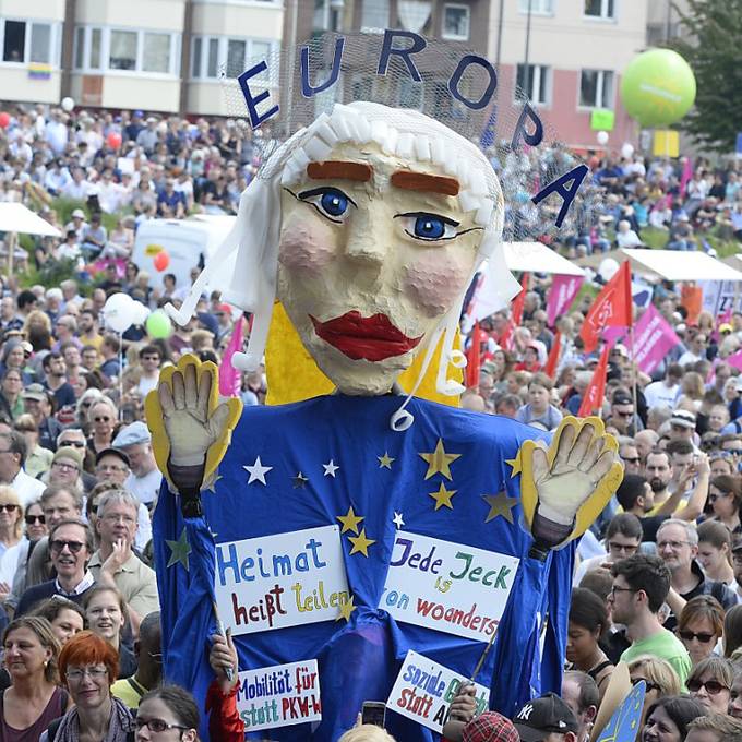 Tausende Menschen demonstrieren gegen Nationalismus in Europa