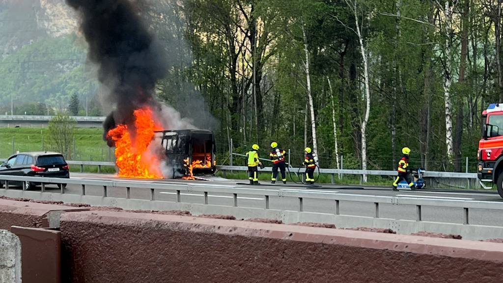 Dieser brennende Lieferwagen sorgte für Aufregung auf der A13