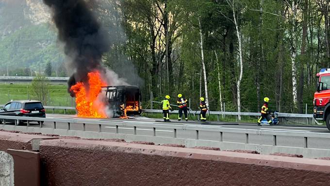 Dieser brennende Lieferwagen sorgte für Aufregung auf der A13