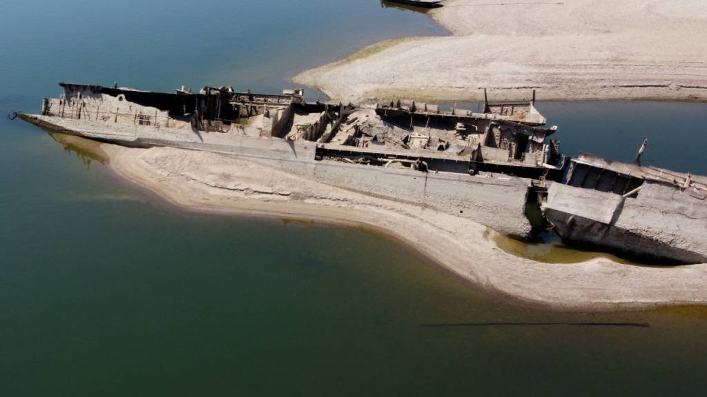 dpatopbilder - Das Wrack eines deutschen Kriegsschiffs taucht vor dem Djerdap-II-Staudamm an der Donau zwischen Rumänien und Serbien auf. Foto: Darko Vojinovic/AP/dpa