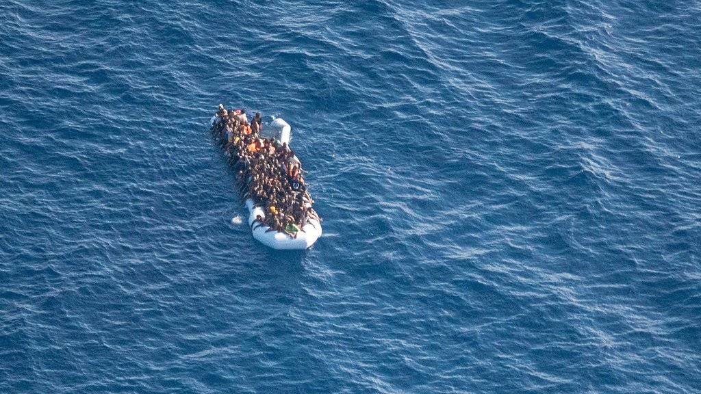 Ein entdecktes Flüchtlingsboot kurz vor dem Untergang