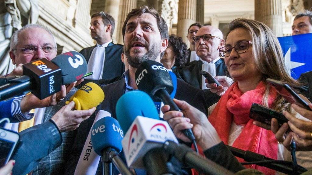 Auslieferung abgelehnt: Die ehemaligen Mitglieder der katalanischen Regionalregierung Meritxell Serret (r), Lluís Puig i Gordi (l) und Toni Comín (m) dürfen gemäss der belgischen Justiz im belgischen Exil bleiben. Der gescheiterte Auslieferungsantrag ist eine Niederlage für Spaniens Regierung.
