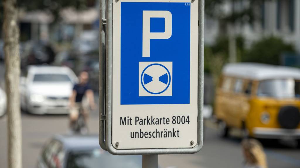 Parkieren wird in der Stadt Zürich teurer. Ab dem 1. Januar 2027 zahlen Anwohner deutlich mehr für die Jahreskarten in der Blauen Zone. (Archivbild)