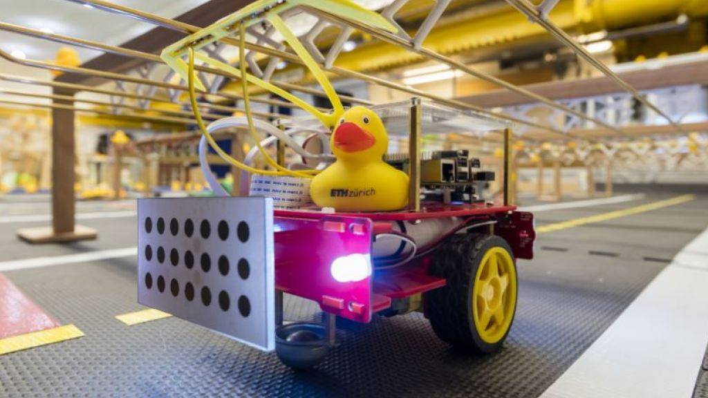 Mini-Taxi mit gelber Gummifracht: In der von Badeenten bevölkerten Modellstadt «Duckietown» geht es darum, künstliche Intelligenz für autonome Fahrzeuge zu testen.