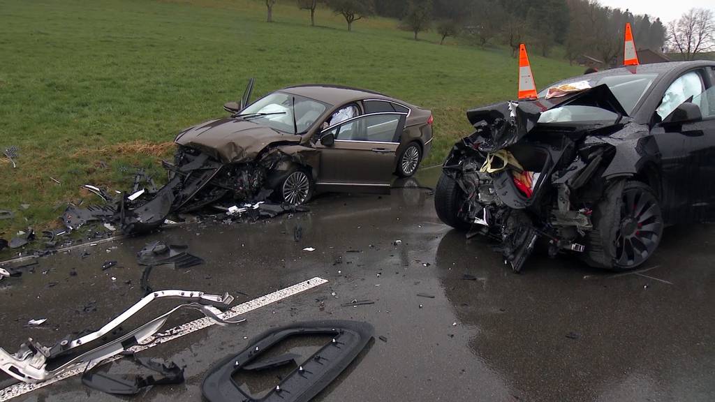 Autofahrerin (36) wird bei Frontalkollision in Wängi schwer verletzt