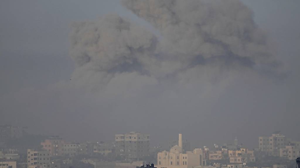 Nach der Explosion an einem Krankenhaus in Gaza beschuldigen sich Israel und die Hamas gegenseitig. Foto: Ariel Schalit/AP/dpa