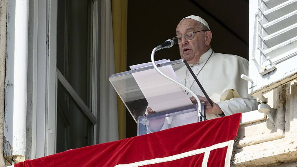 Papst Franziskus erteilt den Gläubigen während des Angelusgebets auf dem Petersplatz im Vatikan seinen Segen. Foto: Simone Risoluti/IPA via ZUMA Press/dpa