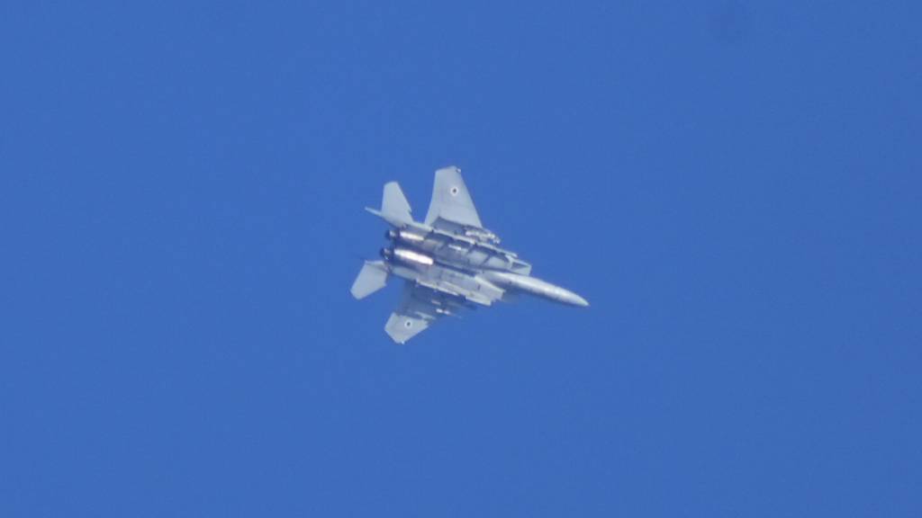 Ein israelischer Kampfjet ist von Haifa im Norden Israels aus zu sehen. Foto: Baz Ratner/AP/dpa