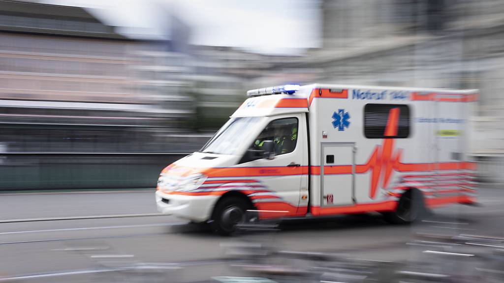 Die Ambulanz brachte den verunfallten E-Scooter-Fahrer ins Spital. (Symbolbild)