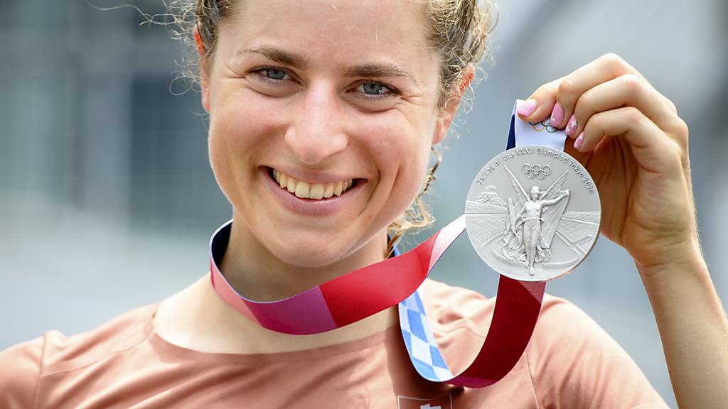 Marlen Reusser präsentiert stolz ihre im Zeitfahren gewonnene Silbermedaille