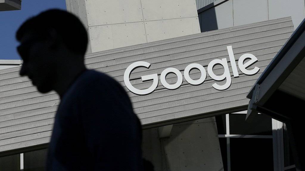 Google-Logo beim Hauptsitz des Suchmaschinenbetreibers im kalifornischen Mountain View: Googles-Mutterkonzern Alphabet überraschte mit einem Ergebnis das noch besser als erwartet ausfiel. (Archivbild)