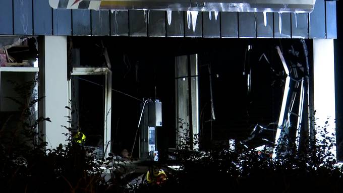 Brand bei Pneu-Geschäft – mehrere Personen werden aus Dachwohnung evakuiert