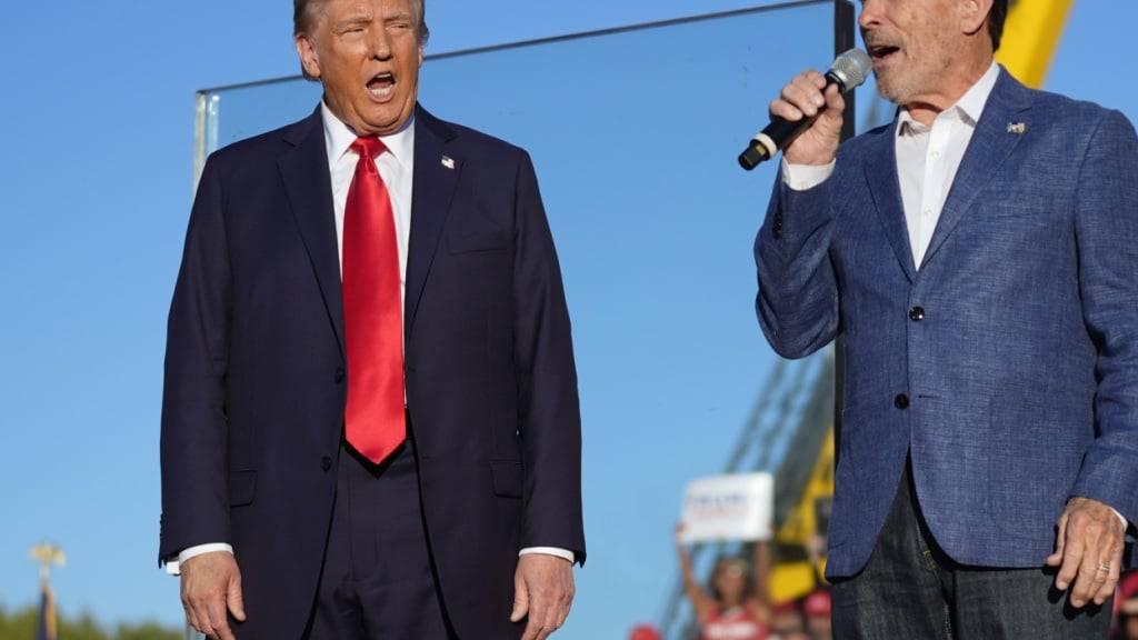 Country-Sänger Lee Greenwood (rechts) trat im Oktober bereits bei einer Wahlkampfveranstaltung von Dondald Trump auf. (Archivbild)