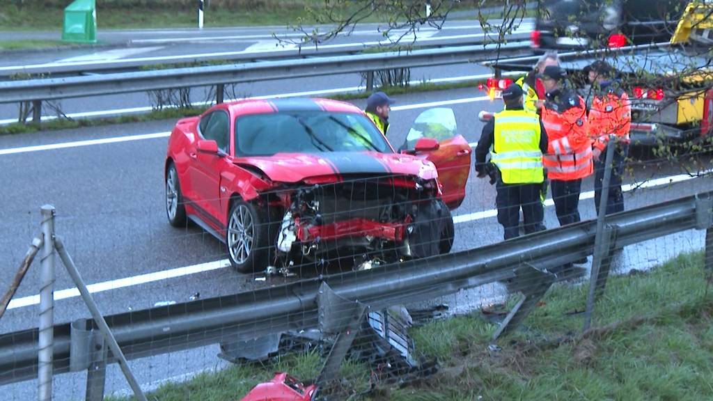 Selbstunfall auf A1: Autofahrer kracht mit Ford Mustang in Leitplanke