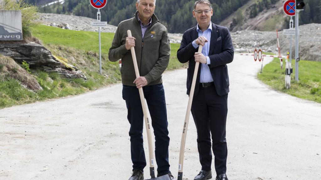Symbolischer Spatenstich: Blattens Gemeindepräsident Matthias Bellwald (l) und Staatsrat Franz Ruppen (r.).