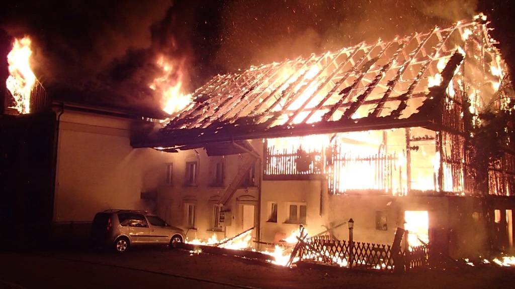 Stetten: Mehrfamilienhaus brennt lichterloh