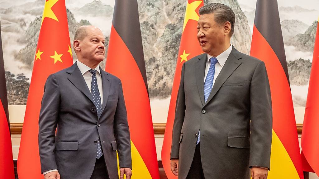 dpatopbilder - Bundeskanzler Olaf Scholz (SPD) wird von Xi Jinping, Staatspräsident von China, im Staatsgästehaus empfangen. Foto: Michael Kappeler/dpa