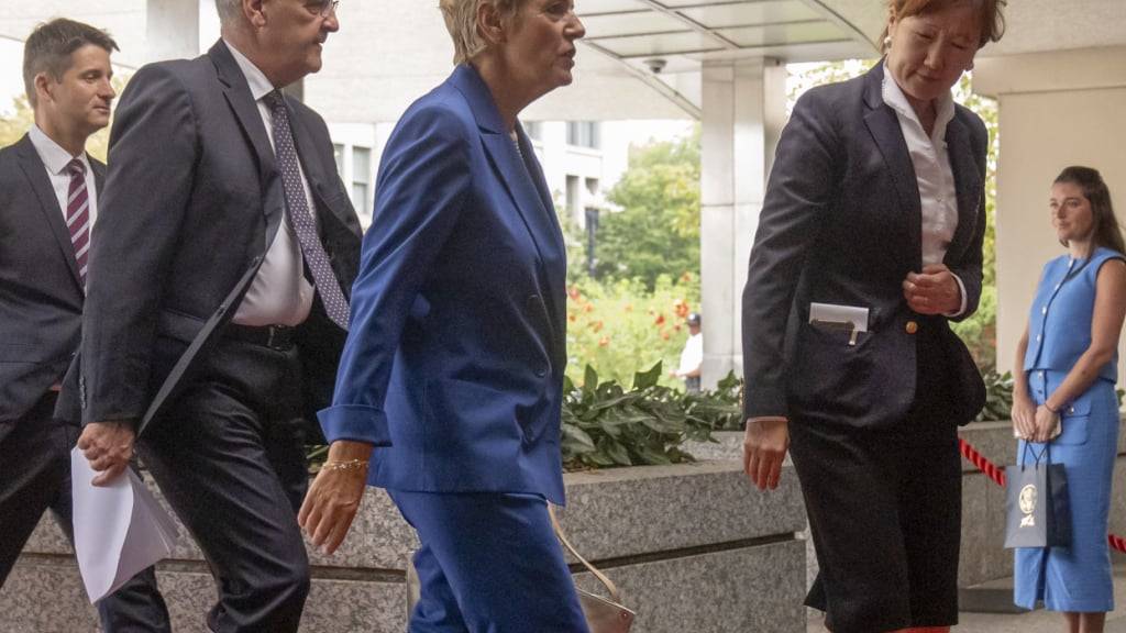 Bundespräsidentin Karin Keller-Sutter (Mitte) vor Wirtschaftsminister Guy Parmelin (links von ihr) beim Betreten des US-Aussenministeriums, des State Department, am Mittwoch in Washington.