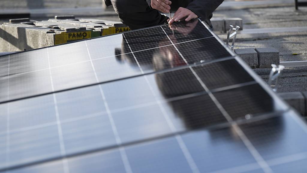 Die Stadt Zürich will in einem «Pilotquartier Netto-Null» erproben, wie Bevölkerung und Unternehmen dazu motiviert werden können, auf freiwilliger Basis Klimaschutzmassnahmen - etwa den Bau von Photovoltaik-Anlagen - zu ergreifen.