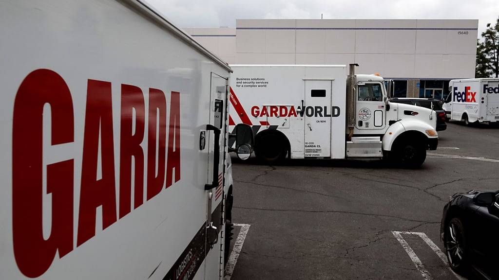 Gepanzerte Lastwagen vor den Büros von GardaWorld im Stadtteil Sylmar von Los Angeles. Foto: Richard Vogel/AP/dpa