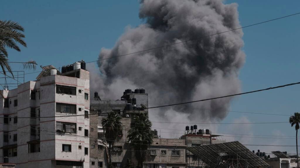 Nach einem israelischen Luftangriff in Gaza-Stadt steigt Rauch in den Himmel. Foto: Jehad Alshrafi/AP/dpa