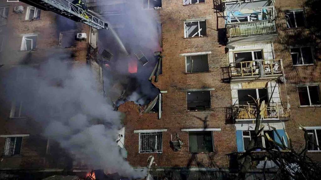 HANDOUT - Auf diesem vom ukrainischen Katastrophenschutz zur Verfügung gestellten Foto löschen Rettungskräfte ein Feuer in einem Wohnhaus, das nach einem russischen Angriff auf Konotop in der Ukraine beschädigt wurde. Foto: Uncredited/Ukrainian Emergency Service/AP/dpa
