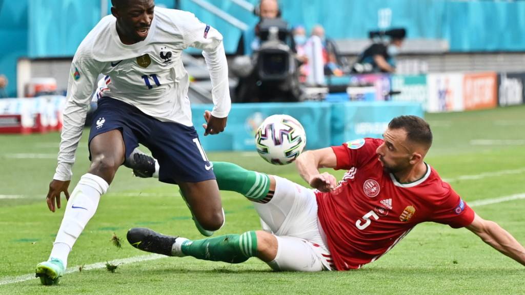 In dieser Szene im Match gegen Ungarn (Attila Fiola, rechts) verletzte sich Ousmane Dembélé am rechten Knie