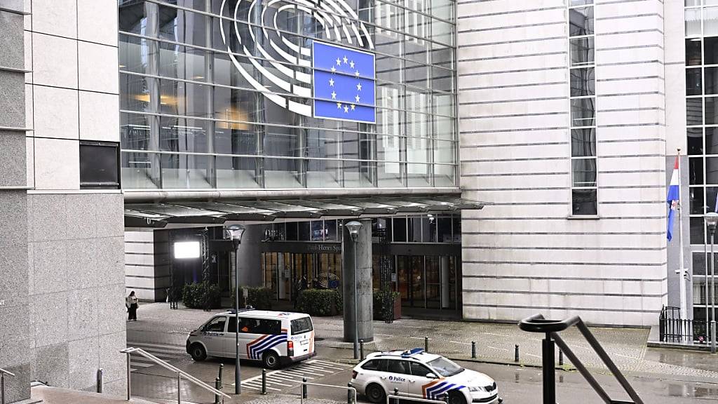 dpatopbilder - Polizeiautos vor dem Europäischen Parlament in Brüssel. Foto: Laurie Dieffembacq/Belga/dpa