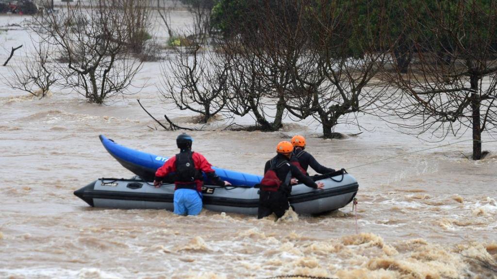 Rettungskräfte bereiten sich mit einem Schlauchboot auf die Rettung von Bürgern in einem überfluteten Gebiet vor. Foto: Alex Betran/Agencia Uno/dpa