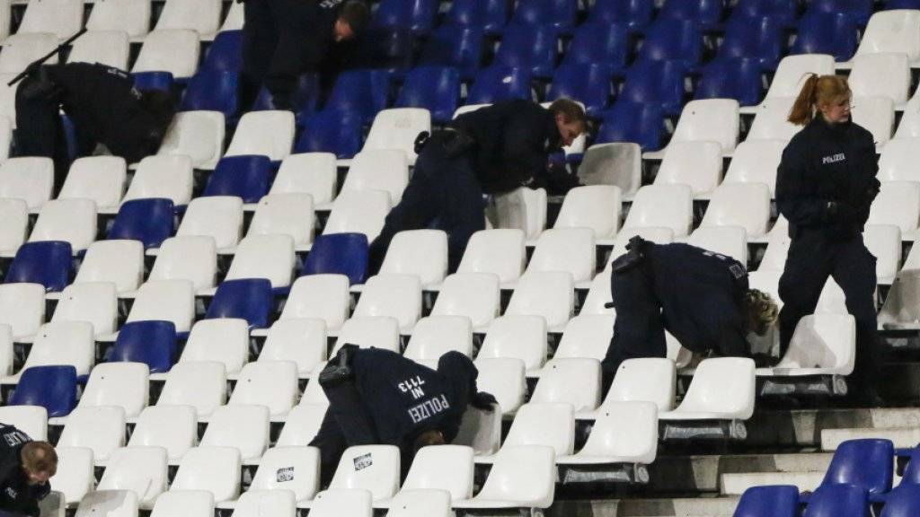 Erst durchsuchten Polizisten das Stadion in Hannover, dann wurde die Partie Deutschland - Holland abgesagt