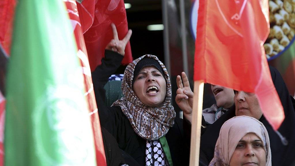 Palästinenserinnen demonstrieren gegen den Entscheid Trumps, Jerusalem als Hauptstadt Israels anzuerkennen. Der Uno-Sicherheitsrat stimmt am Montag über eine Resolution ab, um den Entscheid rückgängig zu machen. (Archivbild)
