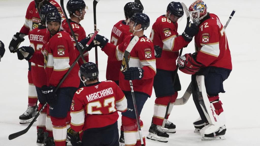 Die Florida Panthers jubeln über den dritten Sieg gegen Carolina