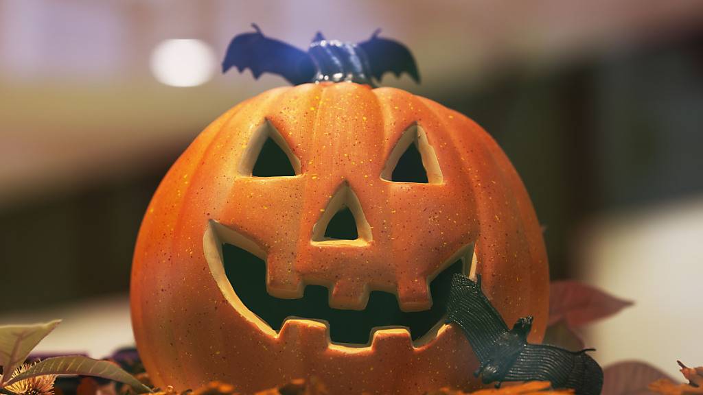 Wegen Halloween mussten zahlreiche Polizeipatrouillen ausrücken, meist wegen Eierwürfen und Feuerwerkskörpern. (Symbolbild)