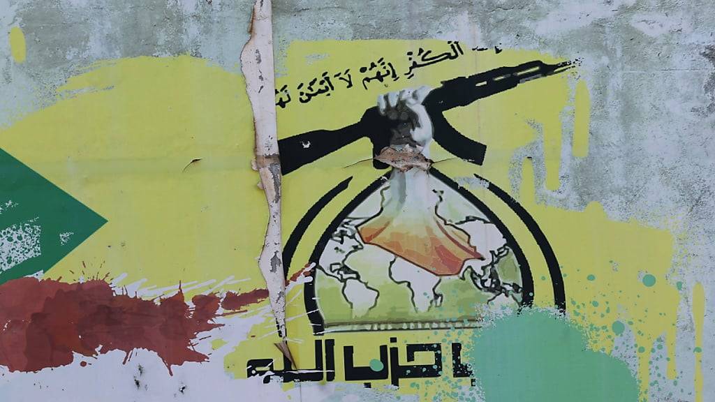Ein Graffiti mit der gelben Hisbollah-Flagge nahe der syrischen Grenze. Der Bundesrat will die islamistisch-schiitische Miliz aus dem Libanon nicht verbieten. (Symbolbild)