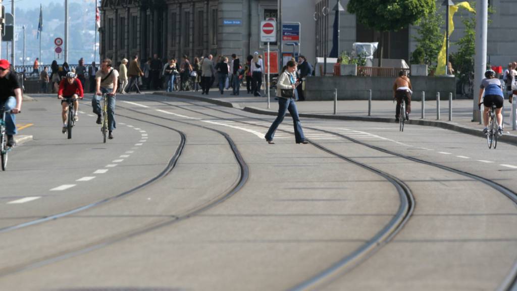 Die Strassen von Zürich sollen mehrheitlich autofrei werden. Dies fordert die so genannte Verkehrswende-Initiative. (Archivbild)