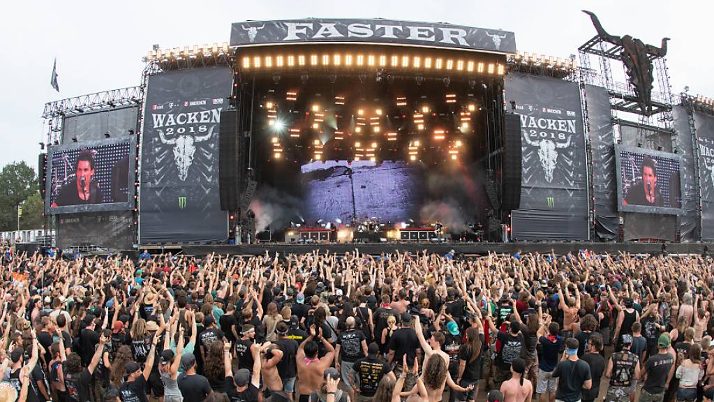 ARCHIV - 2021 war das traditionelle Heavy-Metal-Festival in Wacken mit rund 75.000 Fans wie bereits 2020 wegen der Corona-Pandemie abgesagt worden. (Archivbild aus dem Jahr 2018) Foto: Daniel Reinhardt/dpa