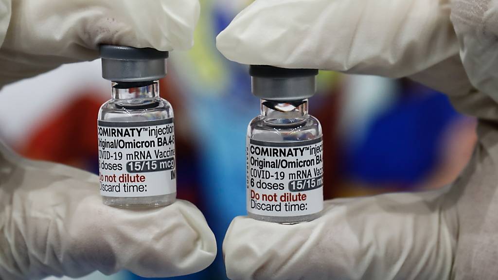 Vor einem Jahr hatte das Geschäft mit dem Corona-Impfstoff Comirnaty dem US-Pharmabetrieb Pfizer viel Rückenwind beschwert. (Archivbild)