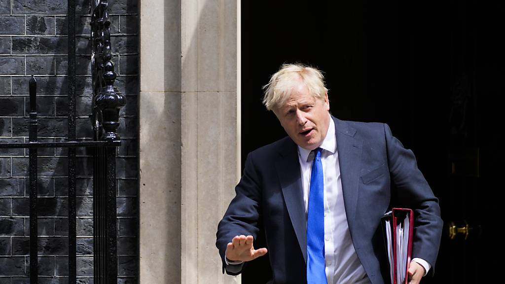 Premier Boris Johnson will trotz Kritik weitermachen