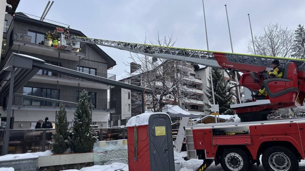 Der verletzte Bauarbeiter wurde von der Stützpunktfeuerwehr Einsiedeln SZ mit dem Hubretter geborgen.