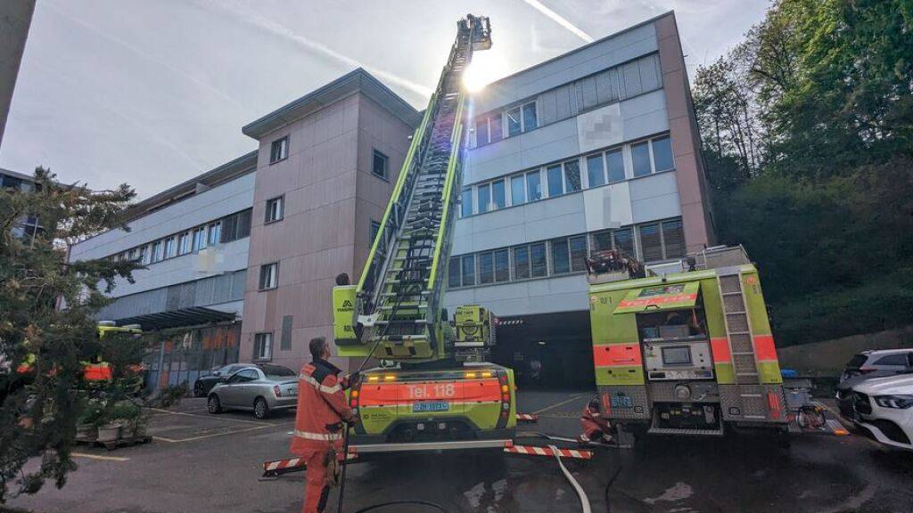 Die Feuerwehr setzte zur Brandbekämpfung Autodrehleitern ein.