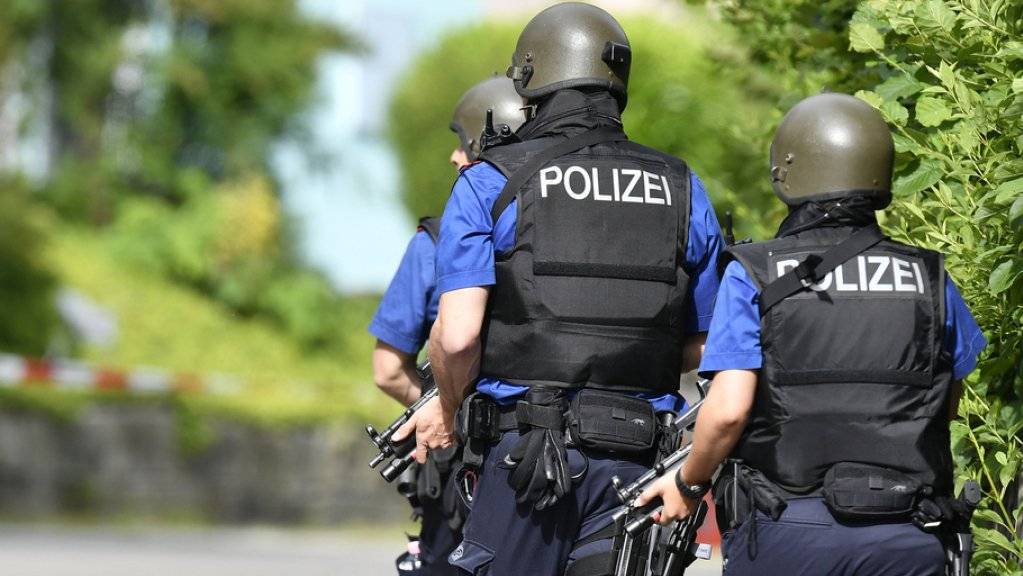 Schwer bewaffnete Polizei in Uster im Zürcher Oberland: Der Polizeieinsatz wegen eines Mannes, der sich mit einer Waffe in seinem Haus verschanzt hat, dauert nun schon über 27 Stunden.