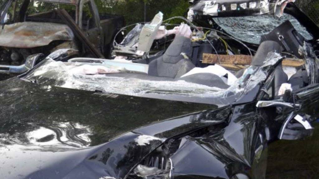 Der zerstörte Tesla S, der in den USA mit eingeschaltetem Autopilot in einen kreuzenden Lastwagen fuhr. (Archivbild)