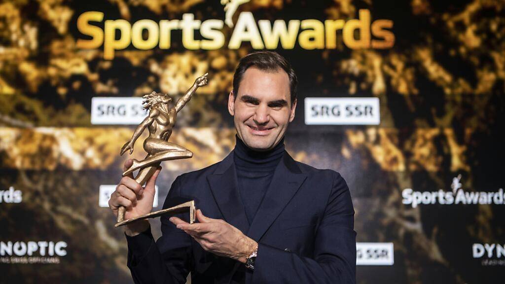 Ein strahlender Roger Federer freut sich über die Auszeichnung zum besten Schweizer Sportler der letzten 70 Jahre