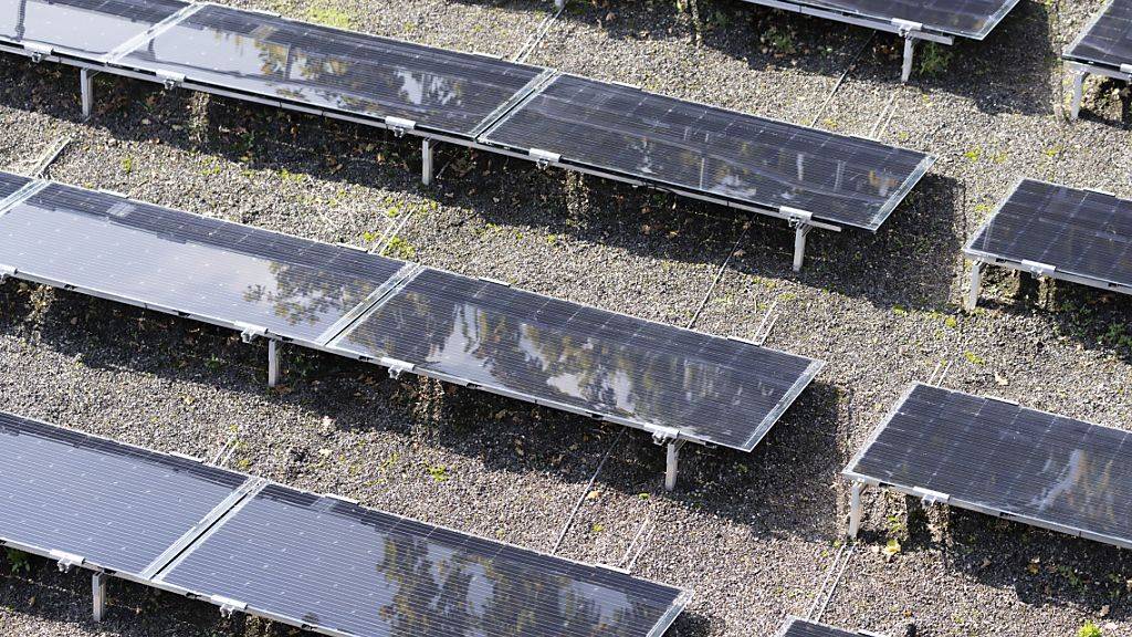 Eine Solaranlage auf jedes Dach: Das ist die Forderung der Berner Solar-Initiative. Dem Regierungsrat geht sie zu weit. (Symbolbild)