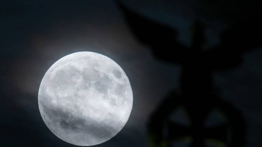 Selbst zum Mond fliegen: schwierig. Zumindest seinen Namen kann jeder in Richtung Mond schicken. (Archivbild)