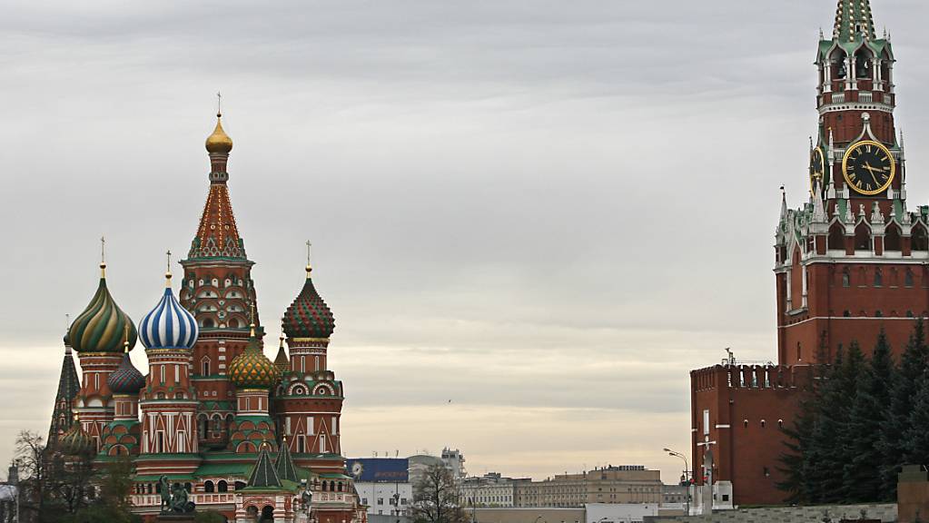 Keine Berichterstattung mehr aus Moskau – das haben mehrere westliche Nachrichtensender nach der Verschärfung der russischen Mediengesetze beschlossen, darunter auch SRF, RSI und RTS. Blick auf die Basilius-Kathedrale (links) auf dem Roten Platz. (Archivbild)