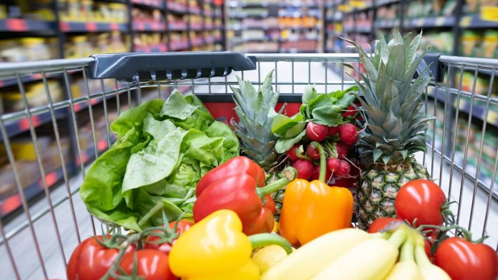 In Deutschland müssen die Konsumentinnen und Konsumenten etwa beim Kauf von Nahrungsmitteln tiefer in die Taschen greifen. Die Inflation hat im August zugenommen.(Symbolbild)