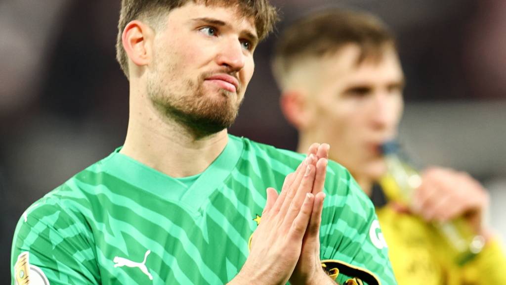 Gregor Kobels Geste nach dem Spiel vor den mitgereisten BVB-Fans wirkt wie eine Entschuldigung