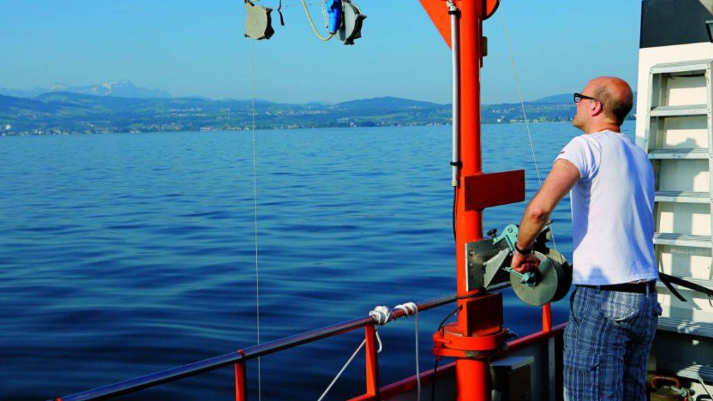 Ein Forscher vermisst den Bodensee vom Forschungsschiff «Kormoran» aus mittels Echolot.