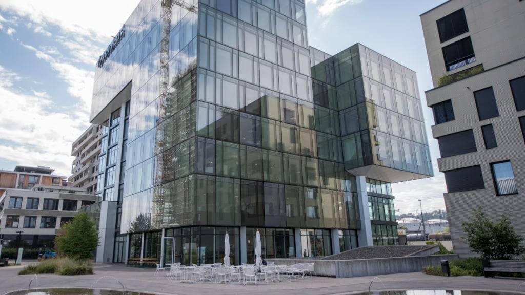 Alcon rechnet im laufenden Jahr mit einem Umsatz in Höhe von 10,3 bis 10,4 Milliarden Dollar und einer Marge von 19,5 bis 20,5 Prozent. (Archivbild vom Hauptsitz in Hünenberg im Kanton Zug)